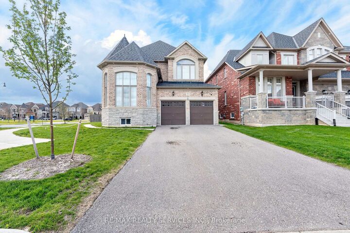 Property Photo: 28 Pendergast Court ON L6P 4G7