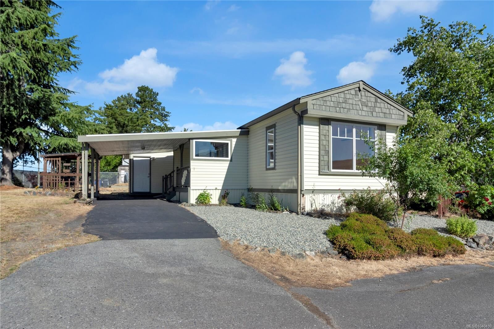 Property Photo: 80 Fifth St #7 BC V9R 1N1