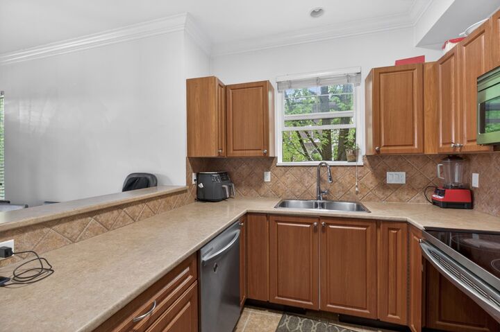 Property Photo: 1010 Ewen Avenue 25 BC V3M 5C9