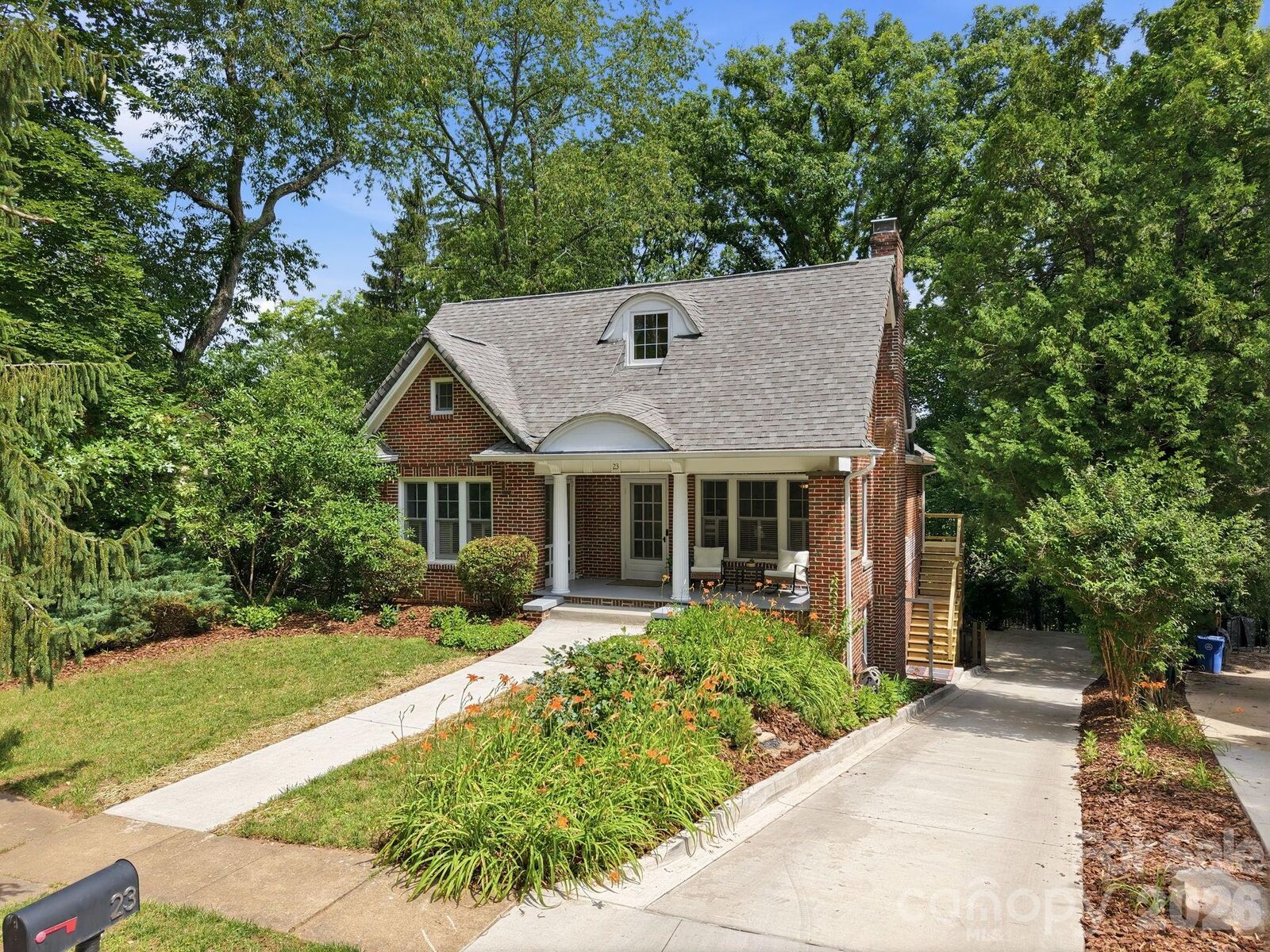 Property Photo:  23 Warwick Place  NC 28804 
