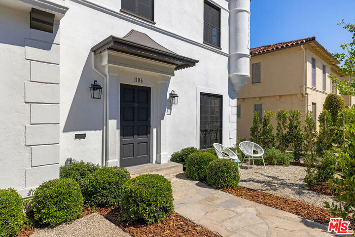 Property Photo: 1106 S Cochran Ave CA 90019