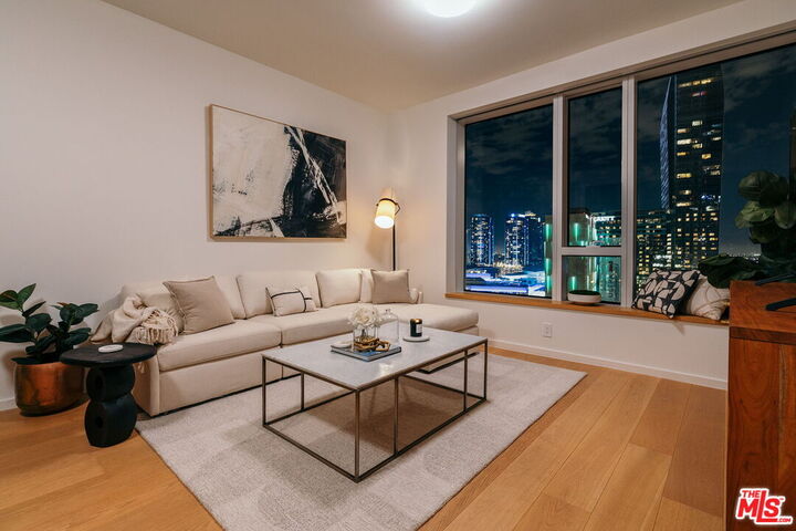 Property Photo:  889 Francisco St  CA 90017 