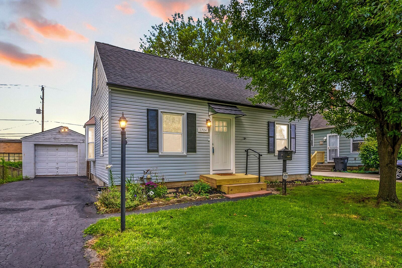 Property Photo:  1704 Rhoda Avenue  OH 43212 