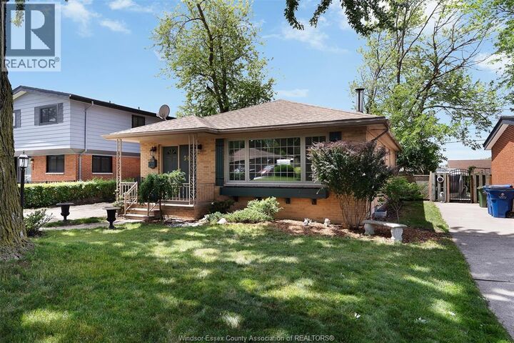 Property Photo:  941 Westchester  ON N8S 3Y8 
