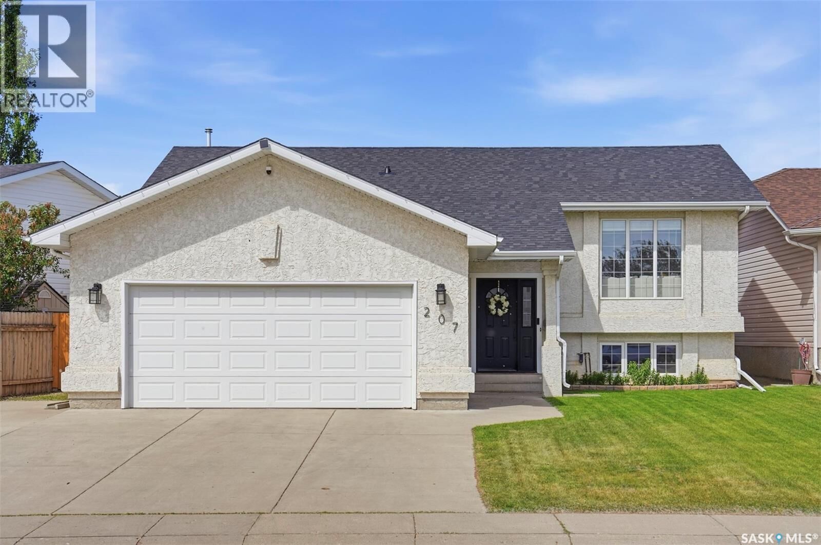 Property Photo: 207 Sumner Crescent SK S7L 7L7