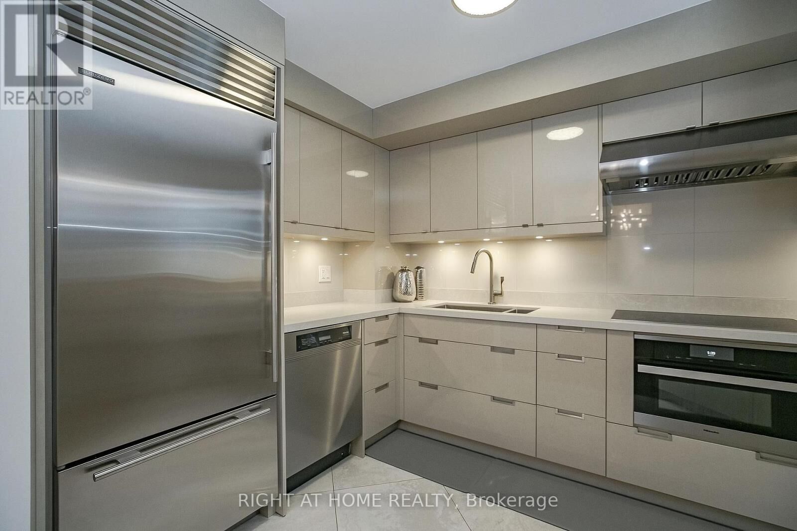 Property Photo:  2119 Lake Shore Boulevard West 217  ON M8V 4E8 
