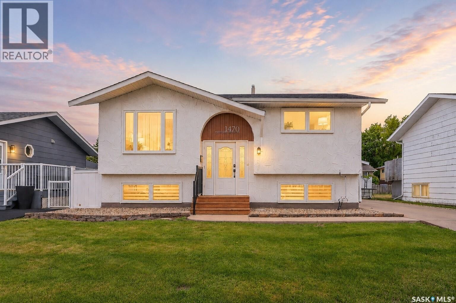 Property Photo: 1470 Sioux Crescent SW SK S6H 7H6