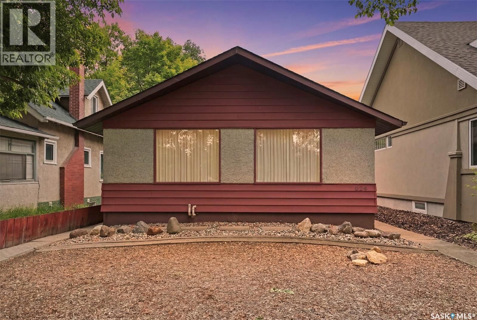 Property Photo: 924 9th Avenue N SK S7K 2Z4