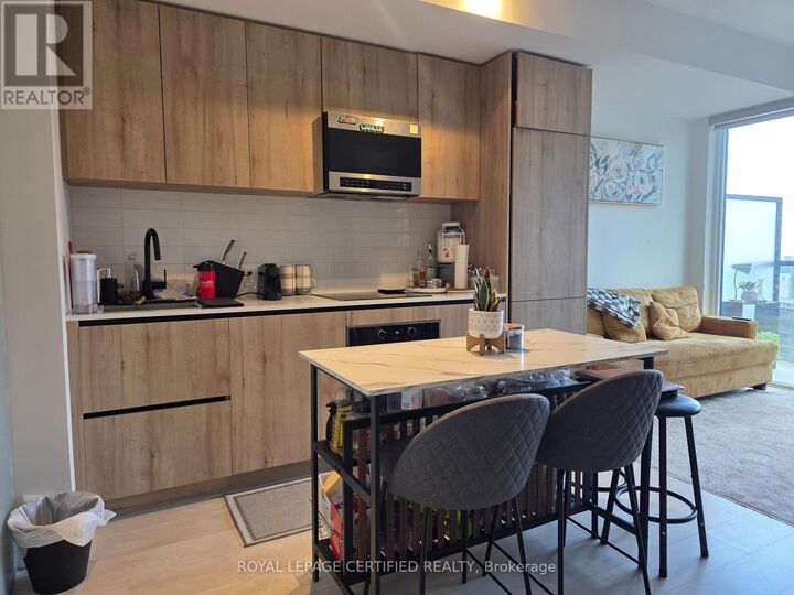 Property Photo: 127 Broadway Avenue 1701 ON M4V 1P4