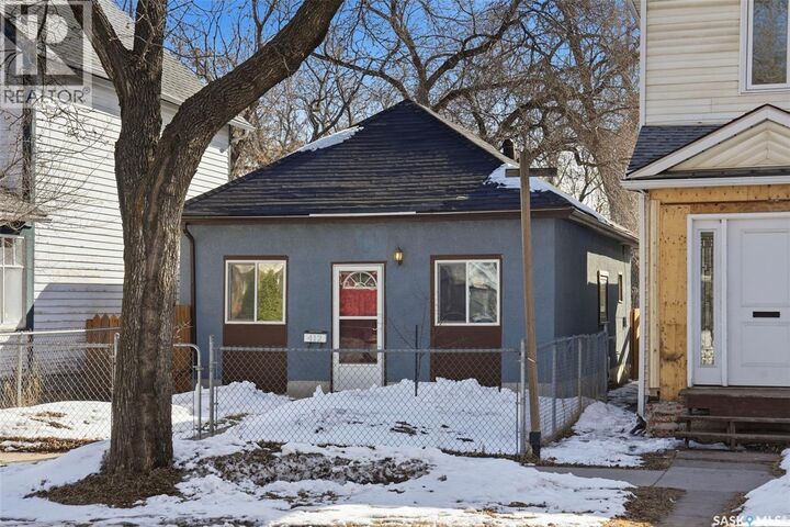 Property Photo: 412 H Avenue S SK S7M 1W5