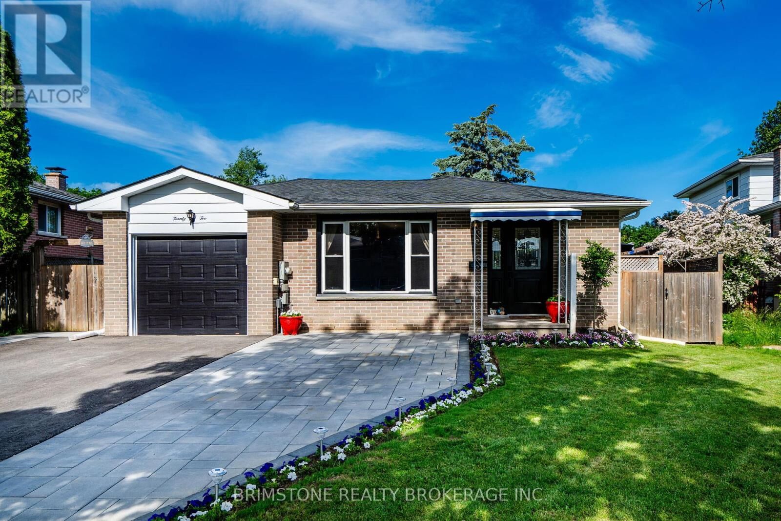 Property Photo:  22 Lonsdale Place  ON L4M 4J1 