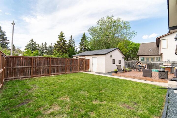 Property Photo: 804 Beaverhill Boulevard MB R2J 3J2