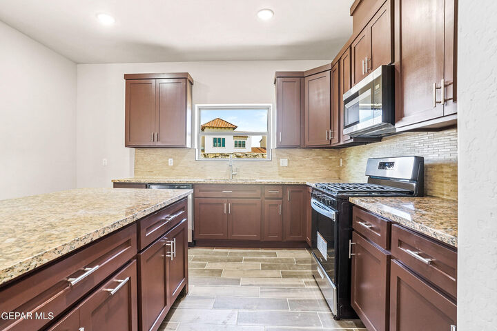 Property Photo:  871 Country Club Road 4E  TX 79932 