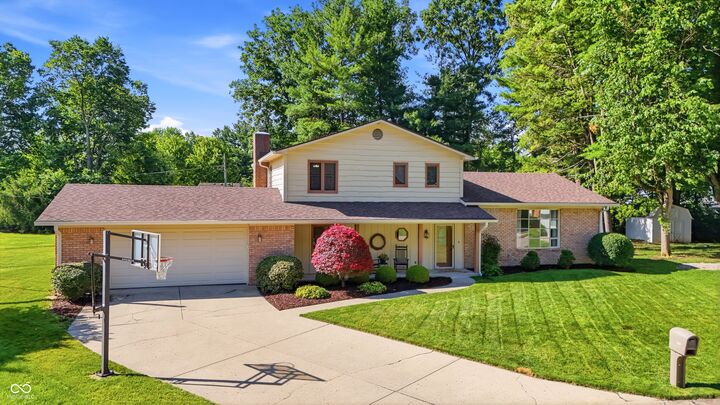 Property Photo:  825 Queenswood Court  IN 46217 