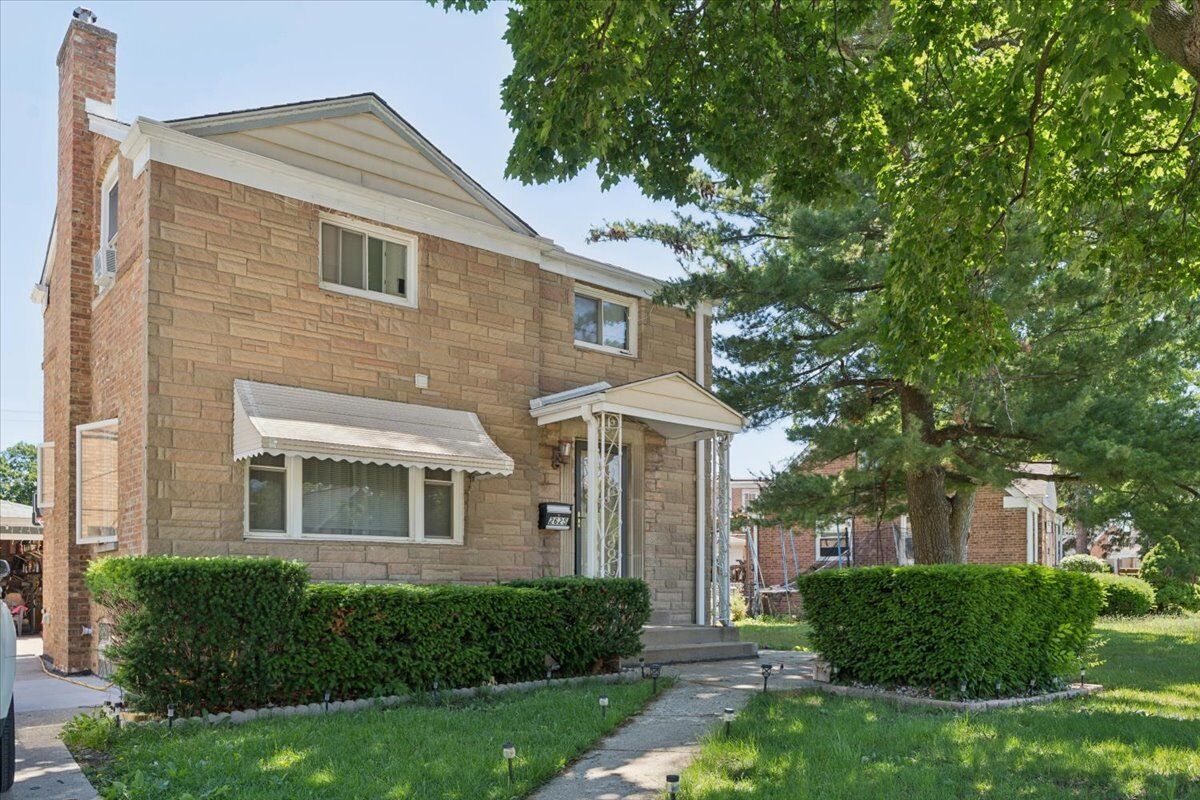 Property Photo: 2625 Westbrook Drive IL 60131