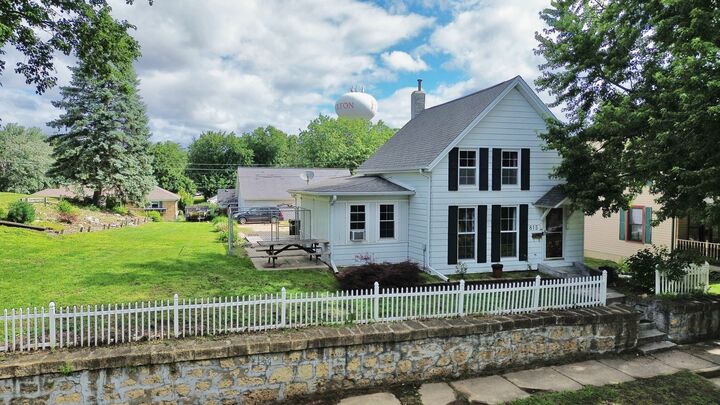 Property Photo:  815 10th Avenue  IL 61252 