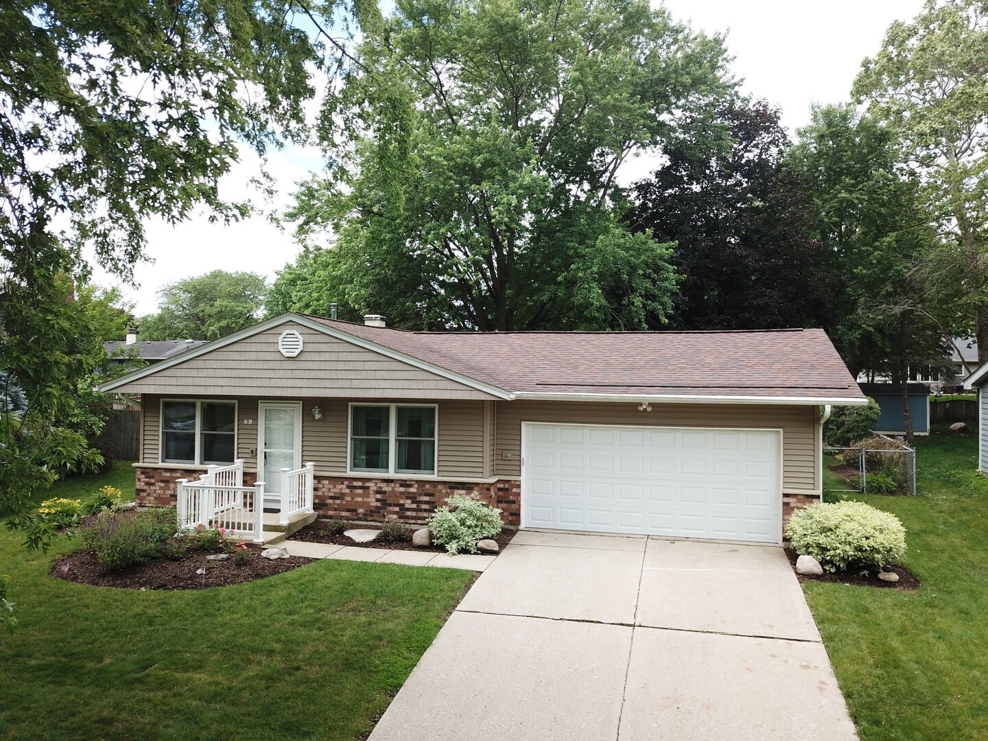 Property Photo:  69 Devonshire Circle  IL 60123 