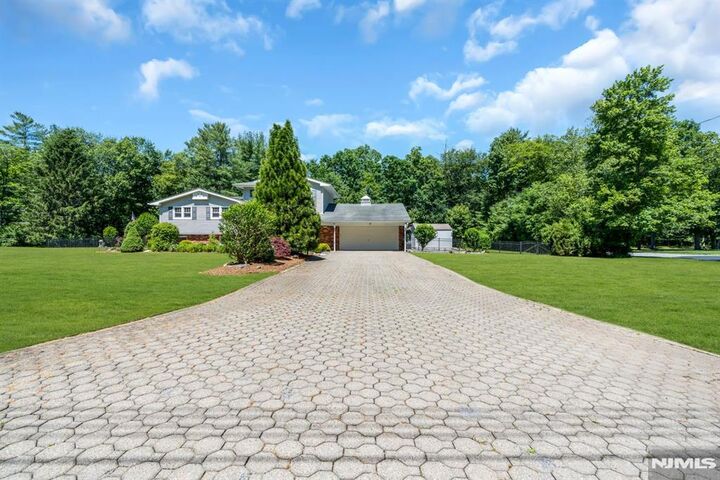 Property Photo:  15 E Timber Lane  NJ 07435 