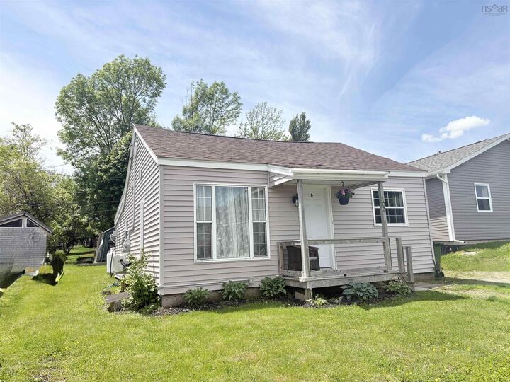 Property Photo:  103 Cedar Street  NS B0K 1H0 