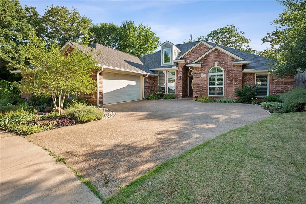 Property Photo: 2701 Hidden Lake Drive TX 76051