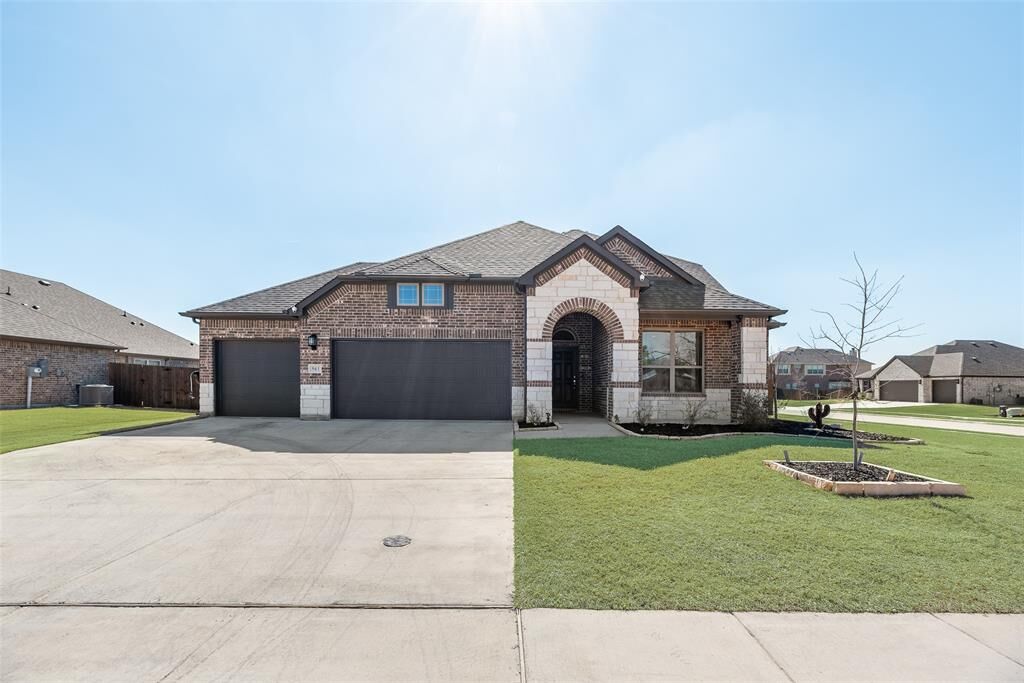 Property Photo: 561 Randys Way TX 76258