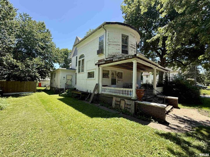 Property Photo:  915 N Broad Street  IL 61401 