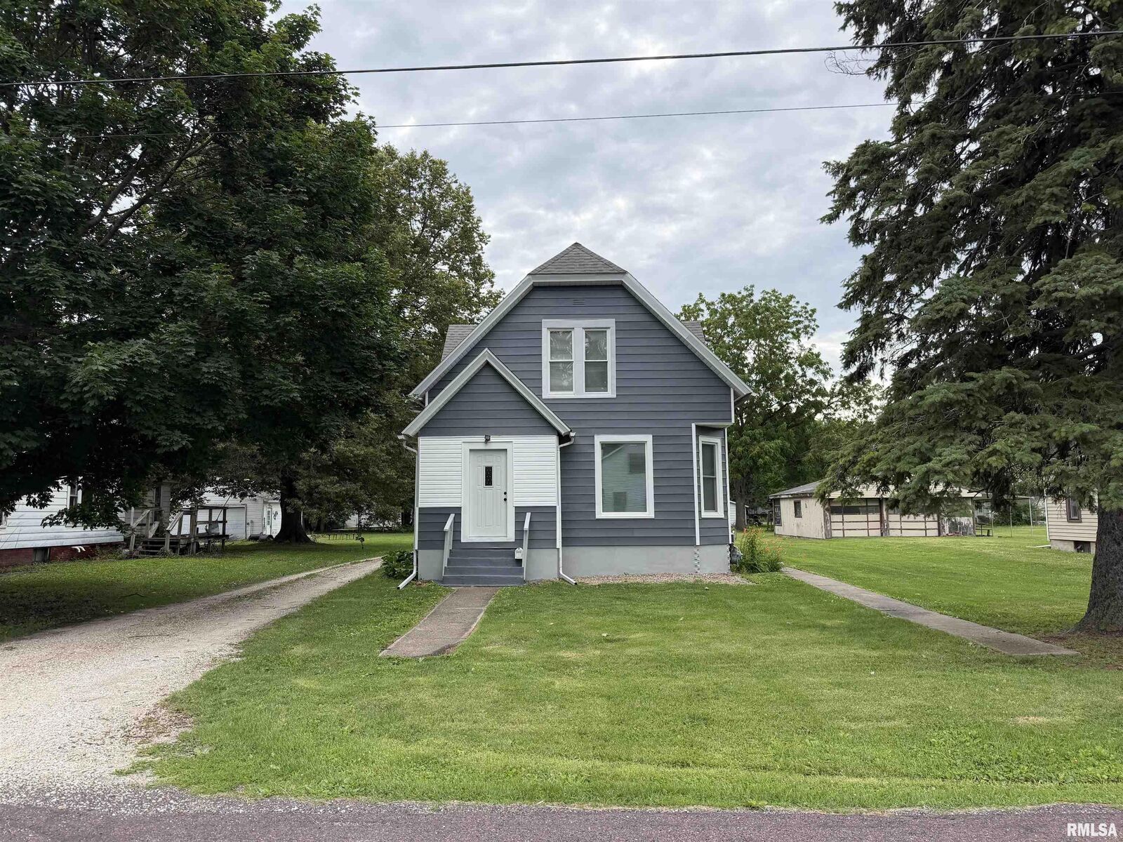 Property Photo:  13 Chestnut Street  IL 61401 