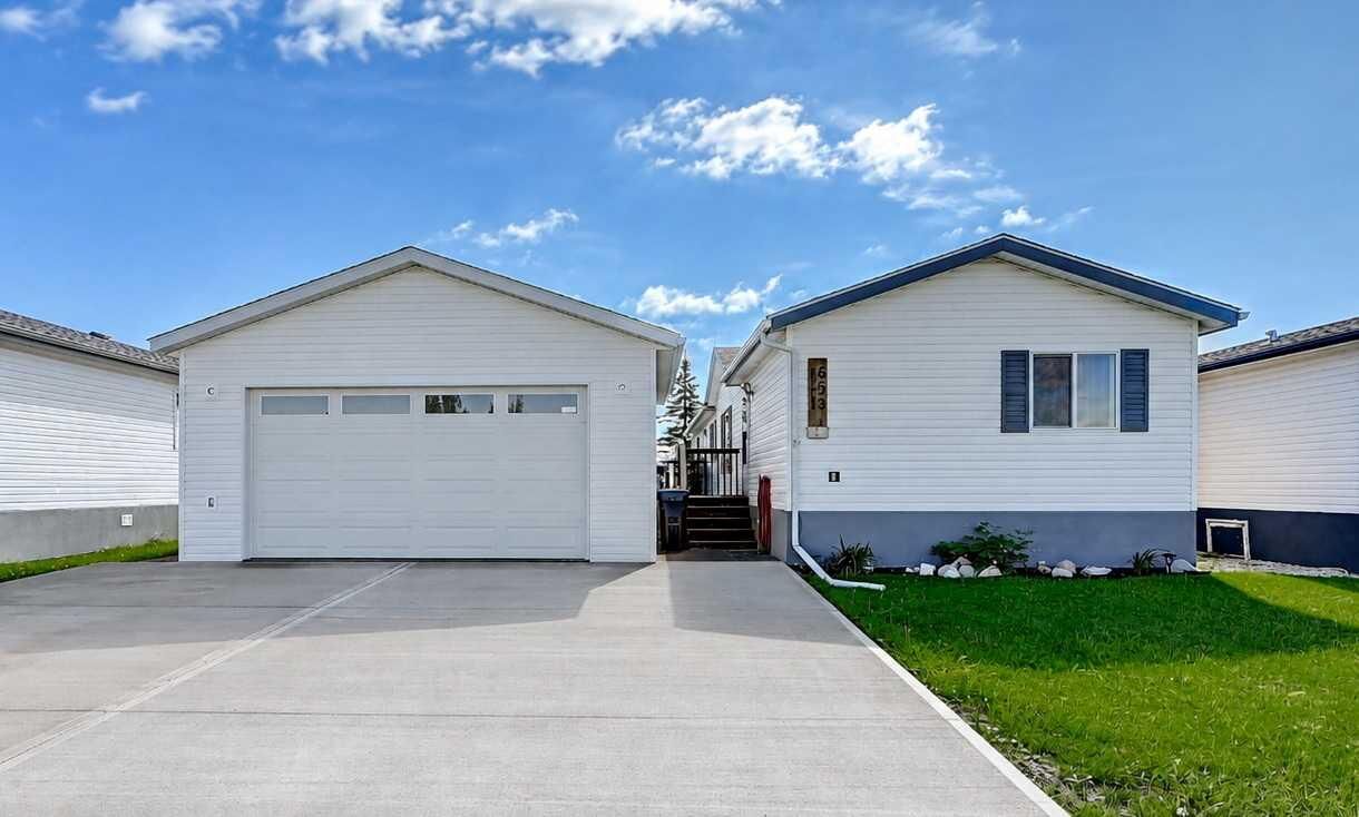 Property Photo:  653 Carley Close  AB T8W 5K5 
