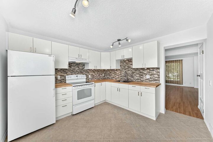 Property Photo: 10 Erin Ridge Place SE AB T2B 2W8