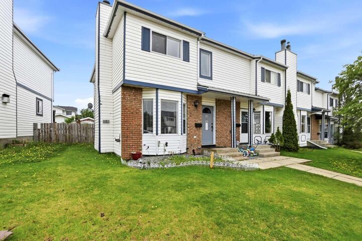Property Photo: 17 Elwell Close AB T4R 2E2