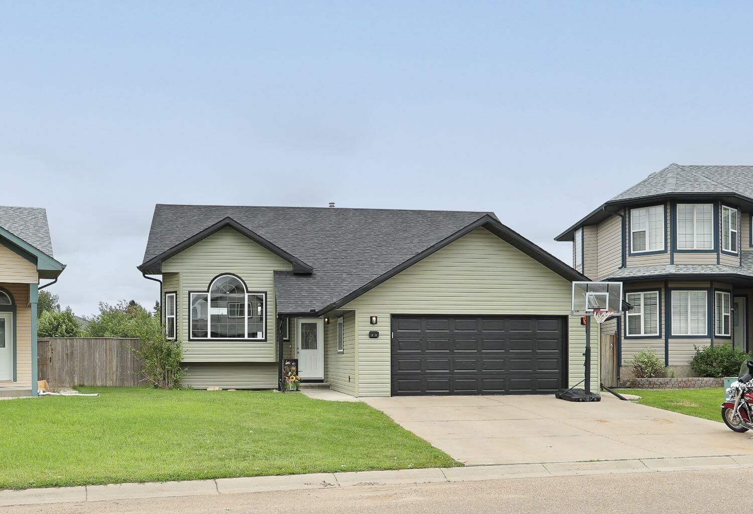 Property Photo:  23 Upland Place  AB T1R 1M9 
