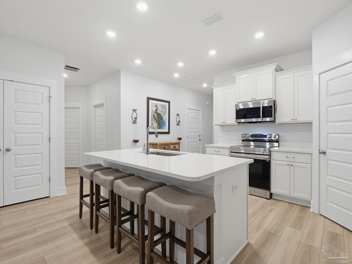 Property Photo: 889 Windhill Dr FL 32533