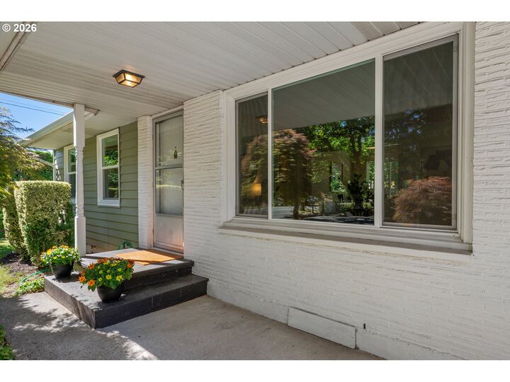 Property Photo:  3305 SE Pinehurst Ave  OR 97267 