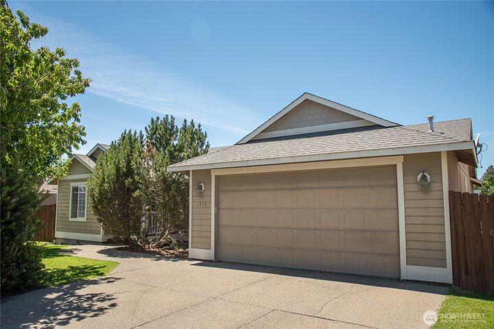 Property Photo:  1715 N Bridgewood Lane  WA 98926 