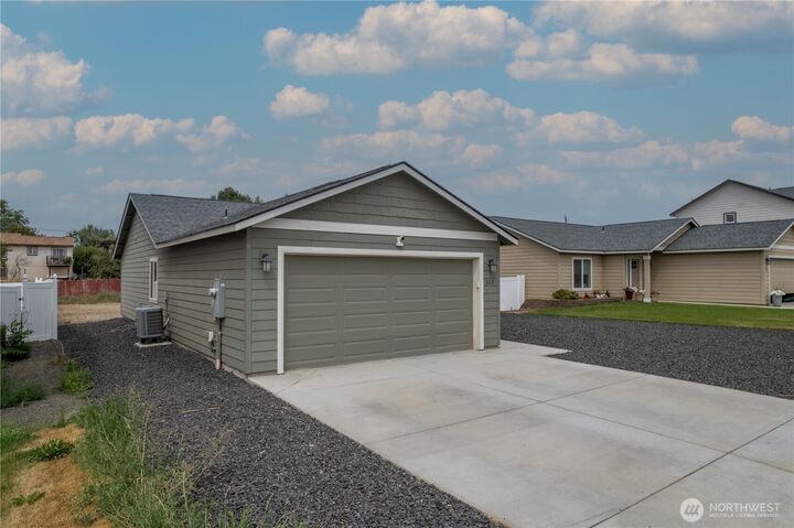 Property Photo:  322 W 6th Street  WA 98857 