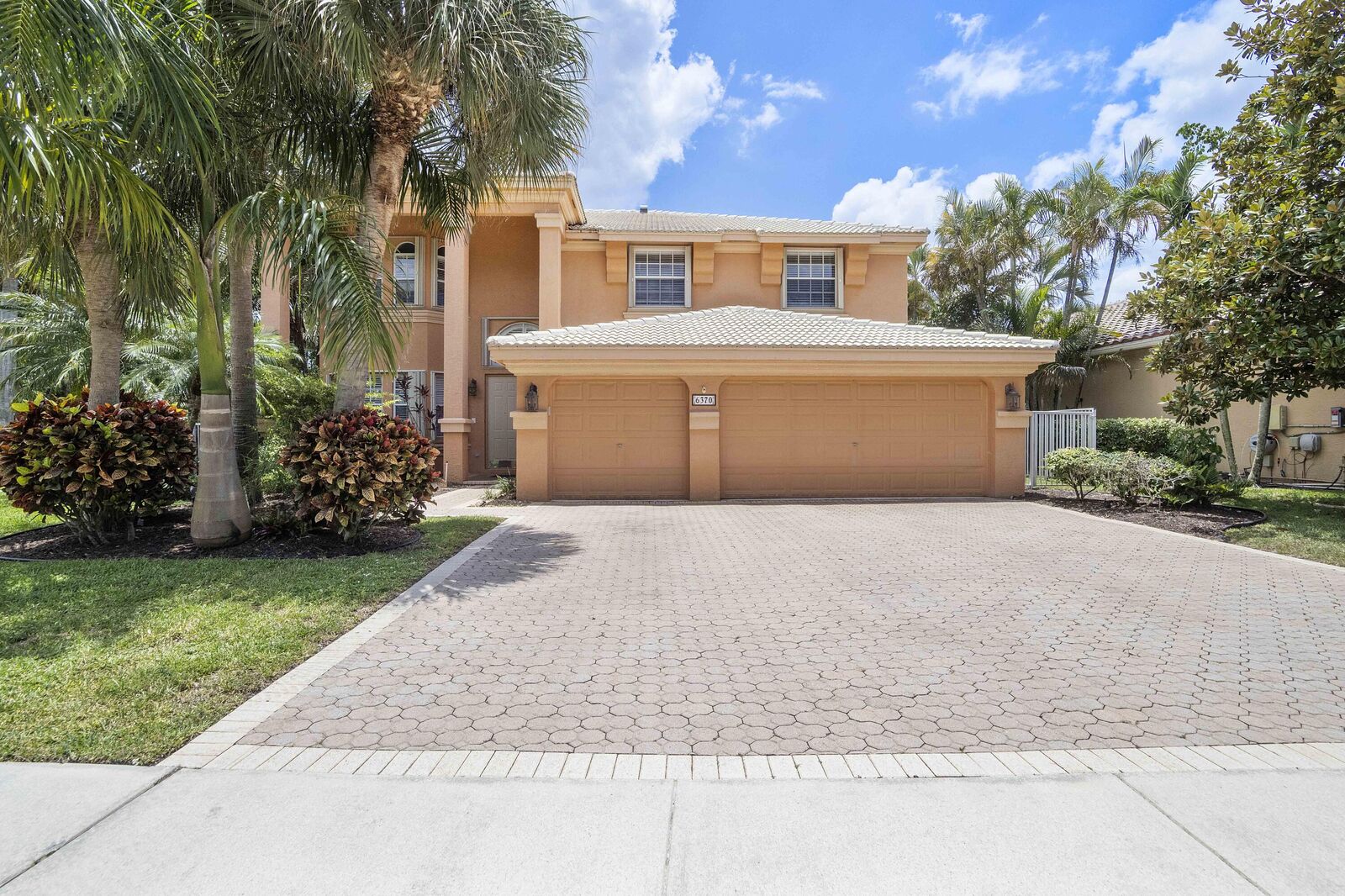 Property Photo: 6370 Stonehurst Circle FL 33467