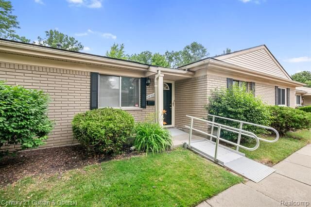 Property Photo:  26596 Franklin Pointe Drive  MI 48034 