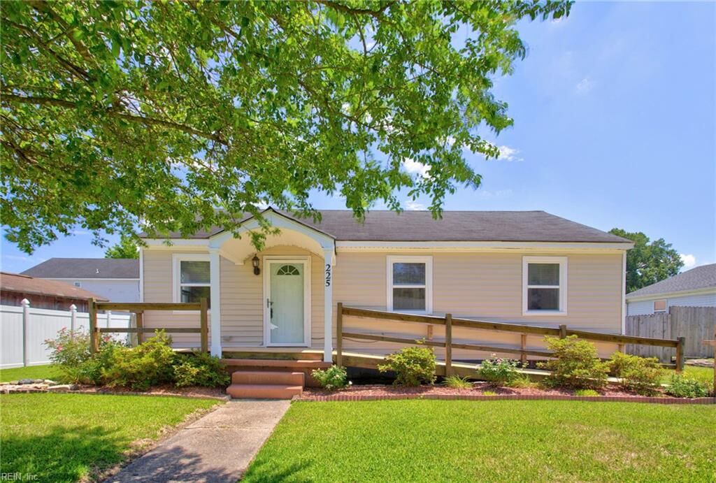 Property Photo: 225 Castlewood Rd VA 23702