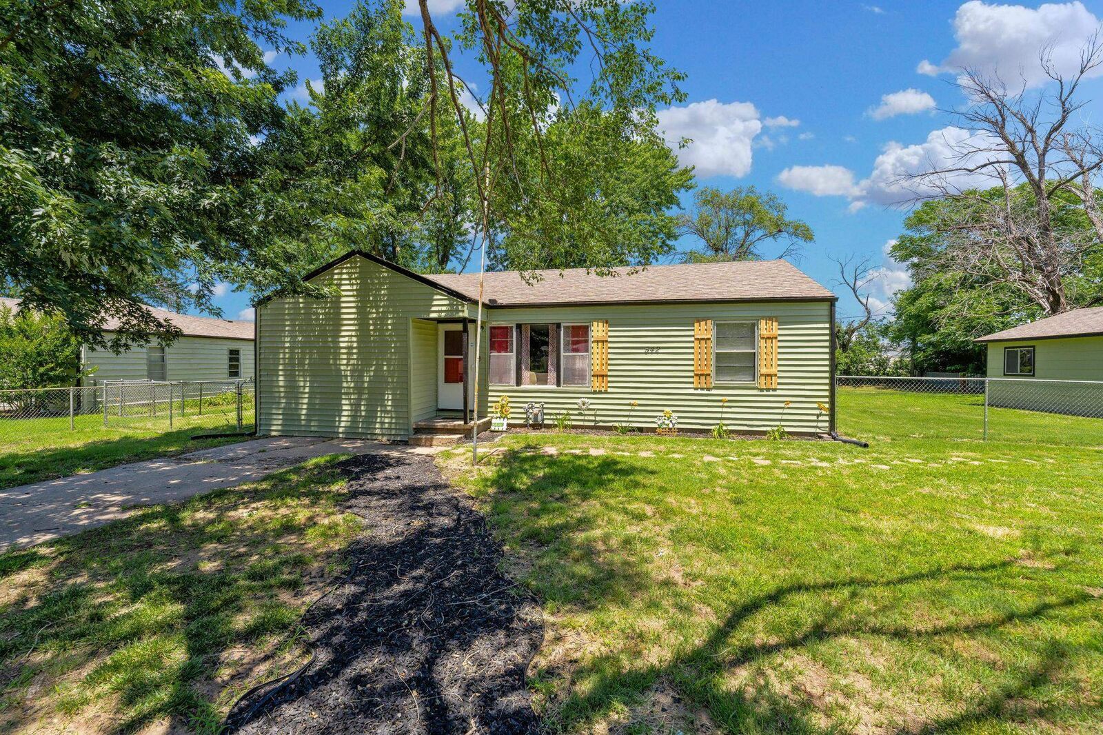 Property Photo:  542 W Sunrise Dr  KS 67217 