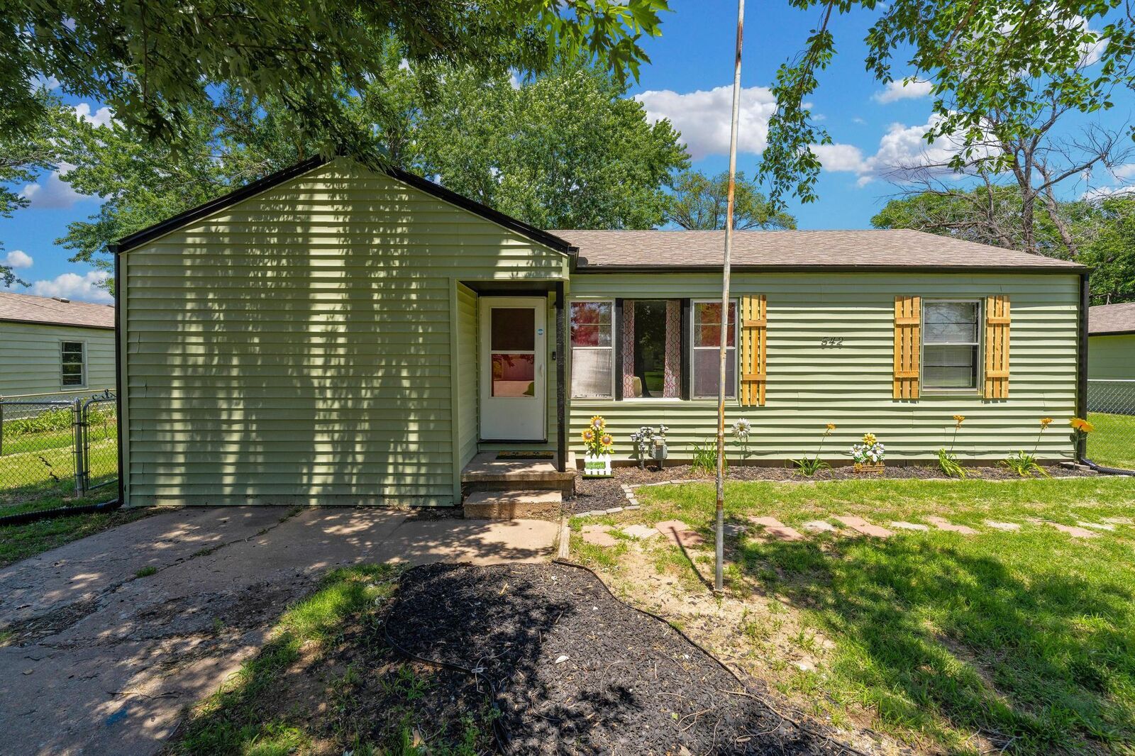 Property Photo:  542 W Sunrise Dr  KS 67217 