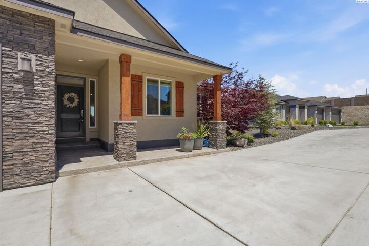 Property Photo: 6440 Collins Rd WA 99353