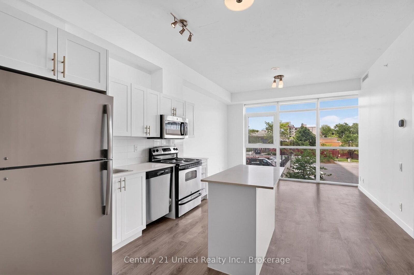 Property Photo: 100 Bond Street E 422 ON L1G 0B7
