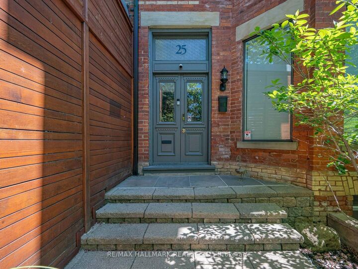 Property Photo: 25 Grange Avenue ON M5T 1C6