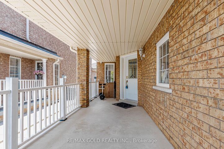 Property Photo: 63 Vintage Gate ON L6X 5C3