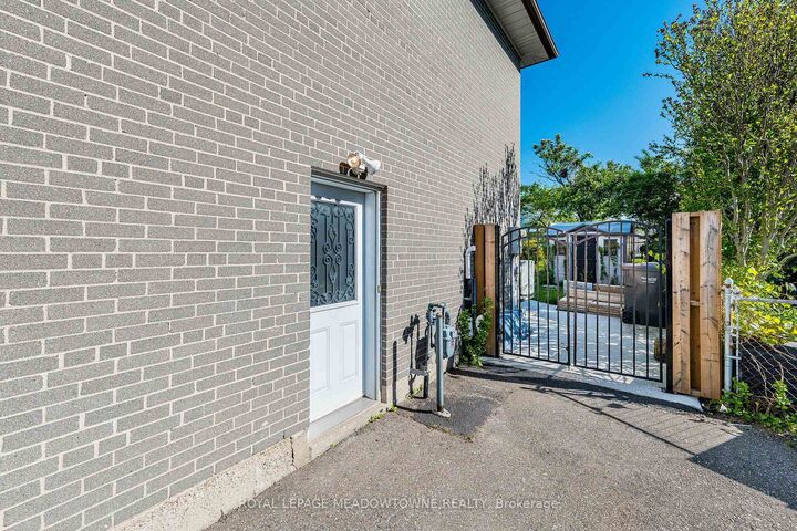 Property Photo: 2155 Pashak Court ON L5A 1H8