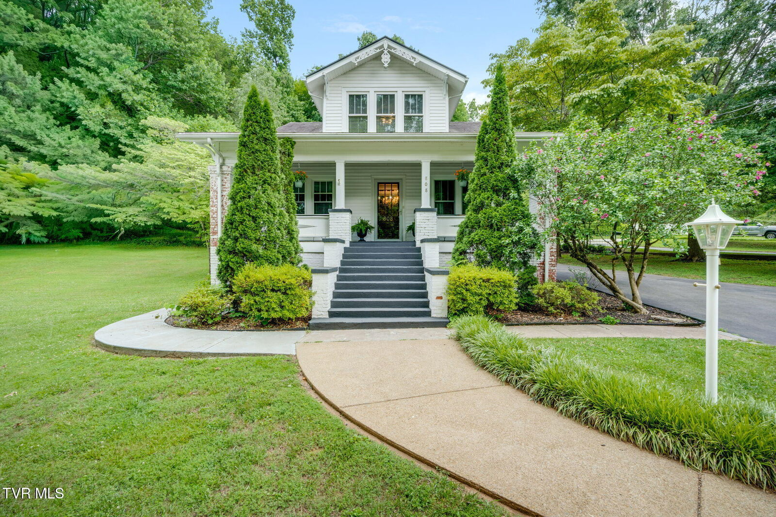 Property Photo: 808 Holly Avenue TN 37650