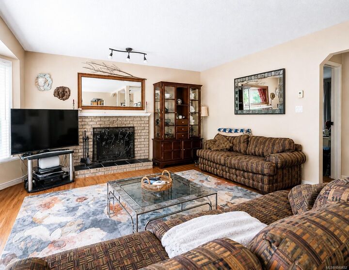 Property Photo:  2162 Stelly's Cross Rd  BC V8M 1M3 