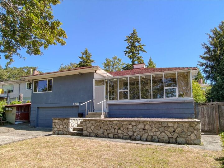3933 Saanich Rd — photo 1