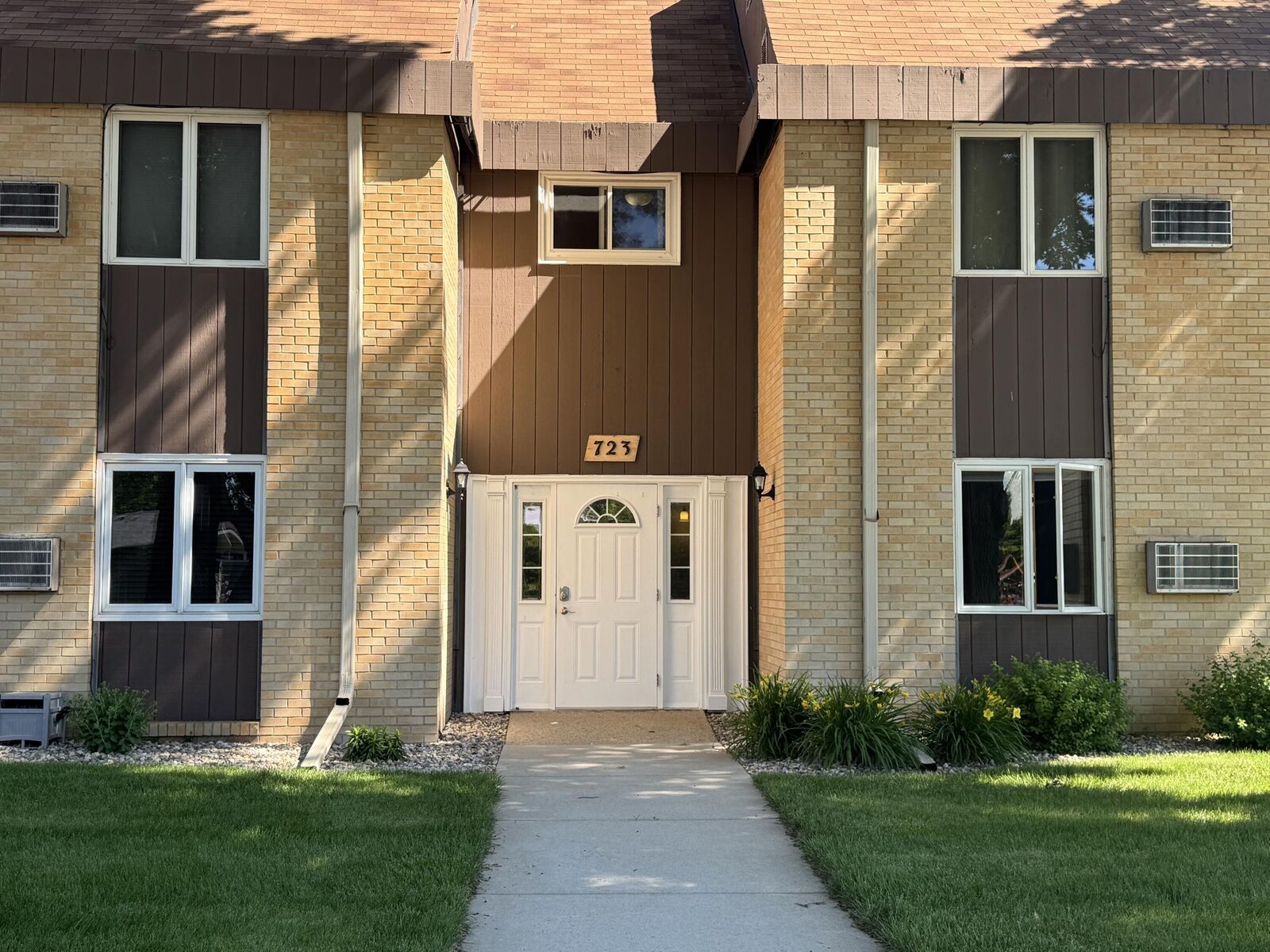 Property Photo: 723 NE 15th Avenue 11 SD 57401