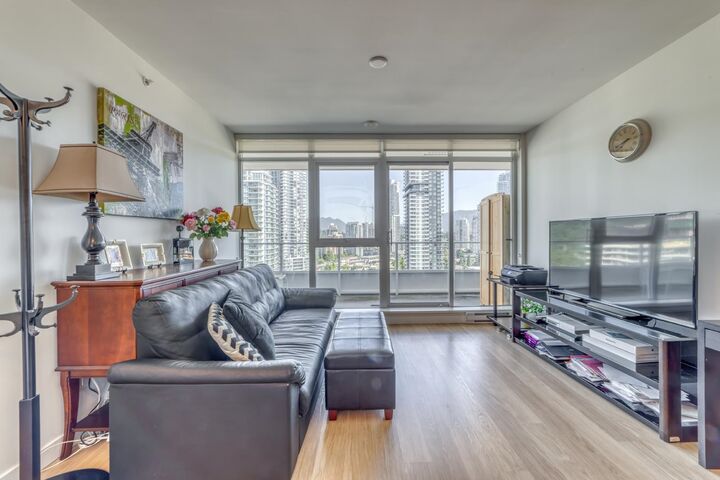 Property Photo:  525 Foster Avenue 1904  BC V3J 0H6 